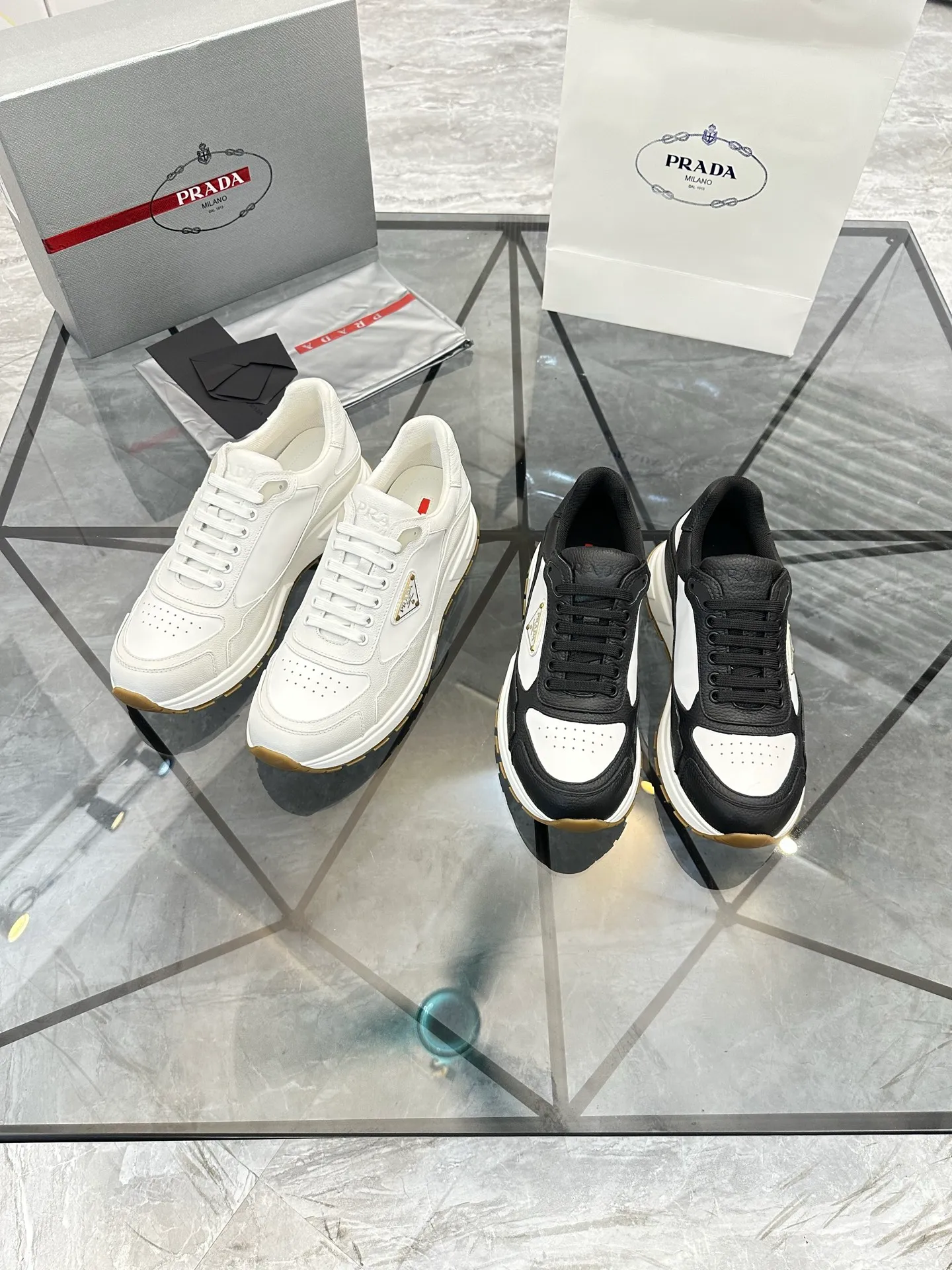 Men's shoes: 💰P600¥ High-end top quality Product trademark: Prada *"Prada*" low-top casual shoes Regular size: 38-45 (can be customized to 46) Product material: imported cowhide upper, breathable lining, cowhide foot pads, original ultra-light foam outsole. No.: 001